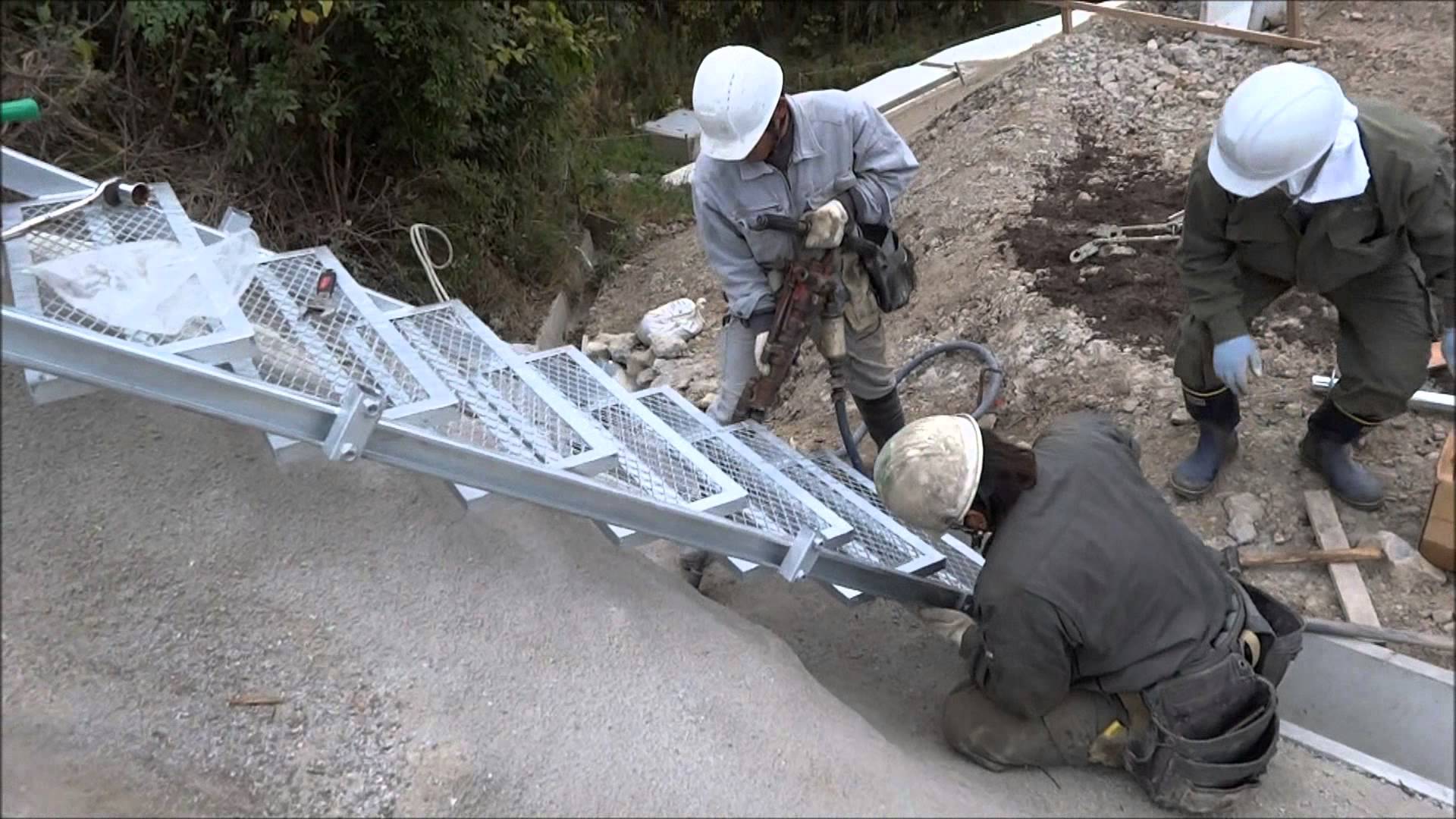 法面点検階段取り付け