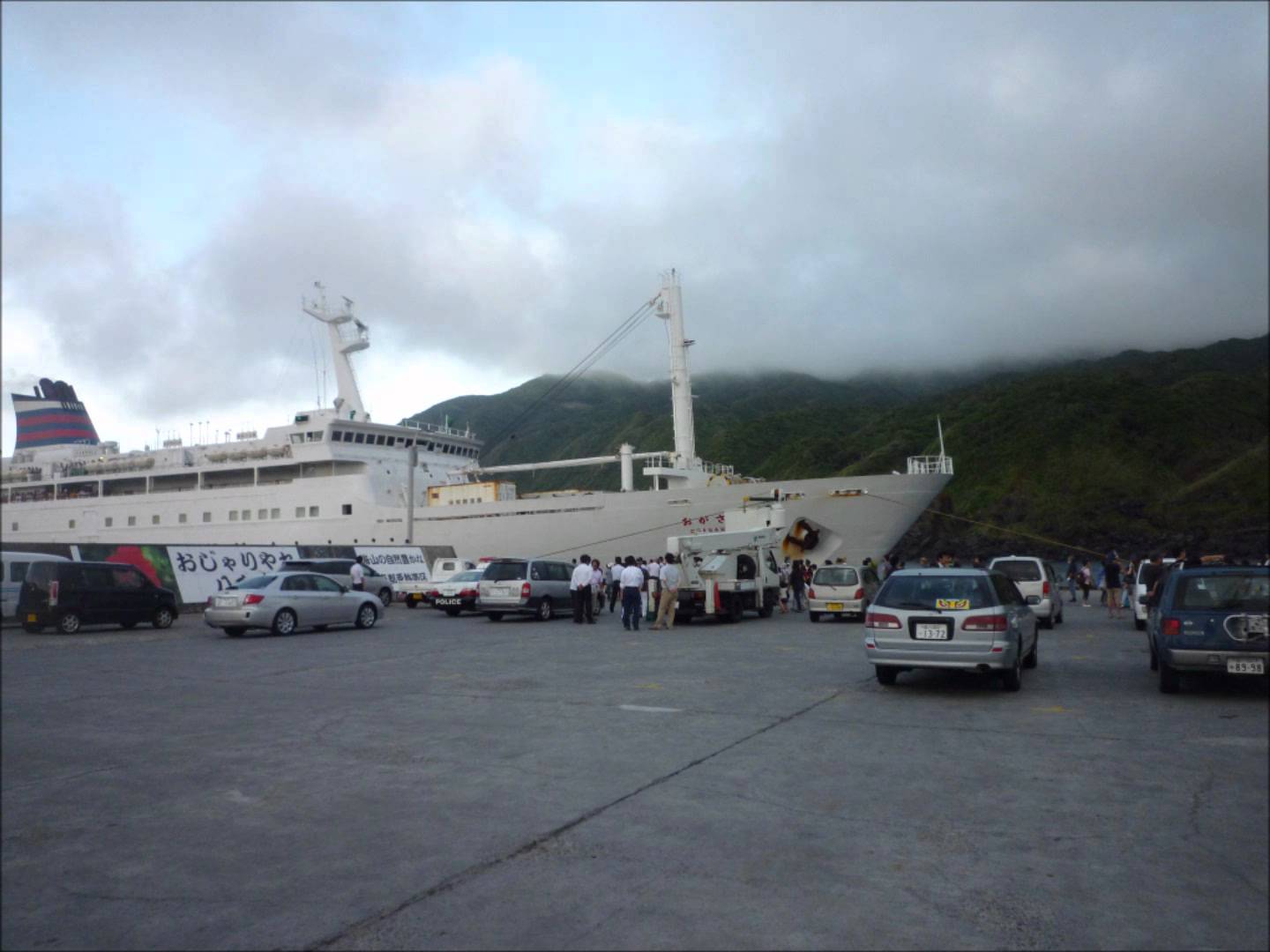おがさわら丸八丈島にて2011-06-23出航小笠原向け